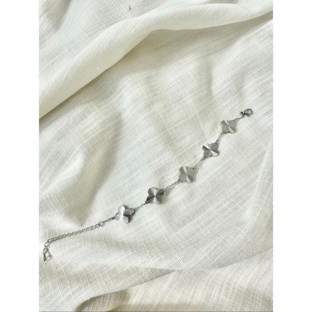 Four leaf flower delicate chain link bracelet